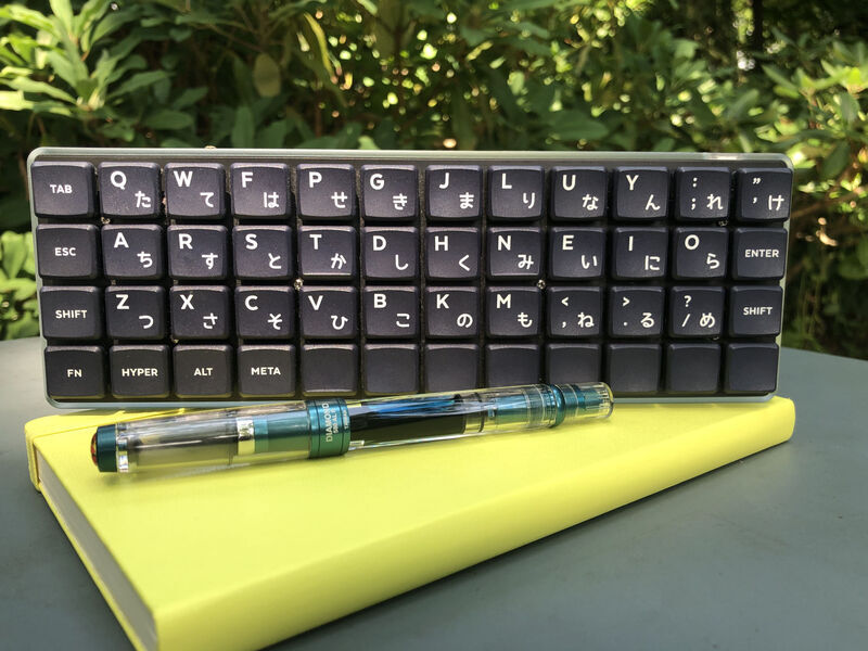 Photograph of an ortholinear keyboard with Latin and hiragana legends on the key caps, Colemak layout